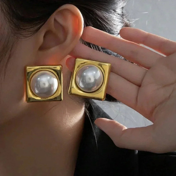 Square pearl statement earrings - Picture 3 of 3